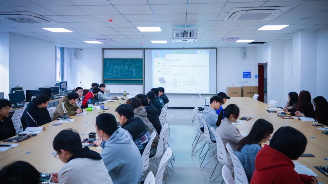智慧教室，促進互動教學(xué).jpg