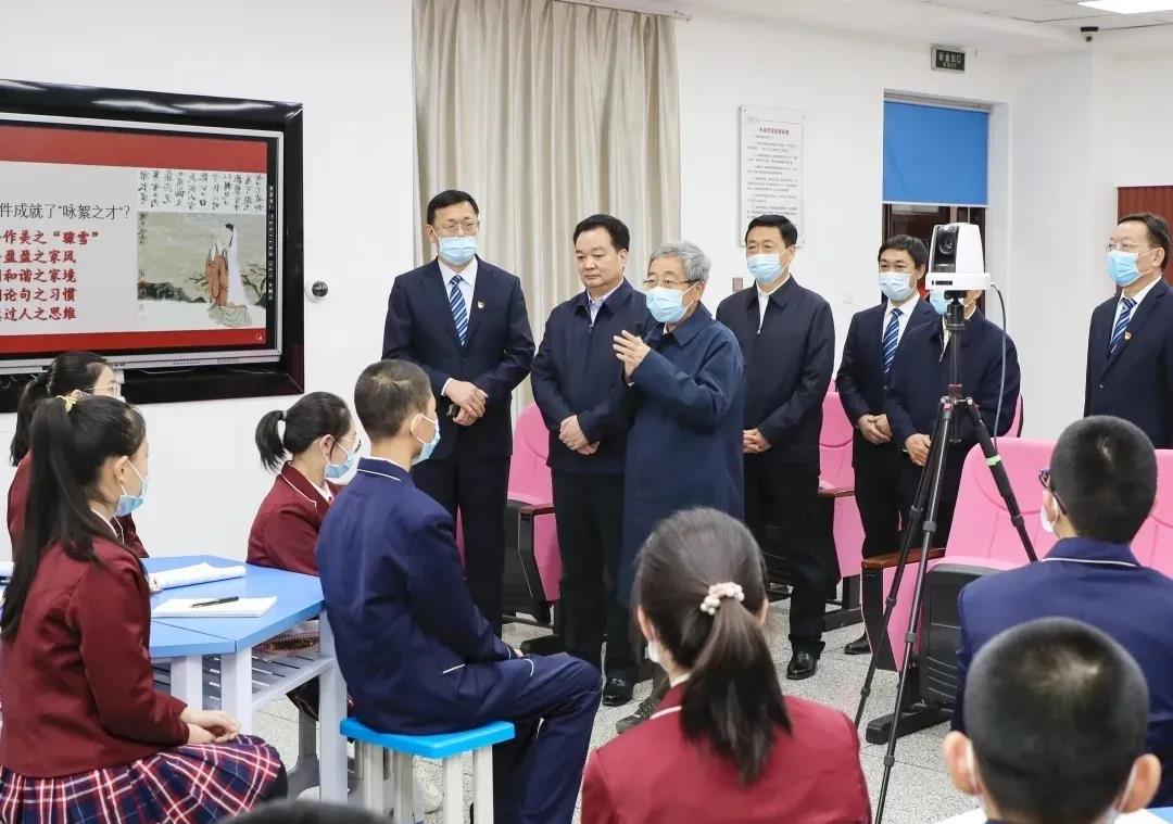 奧威亞在新疆丨兵團(tuán)一中這節(jié)遠(yuǎn)程互動(dòng)課，陳寶生部長高度贊譽(yù)